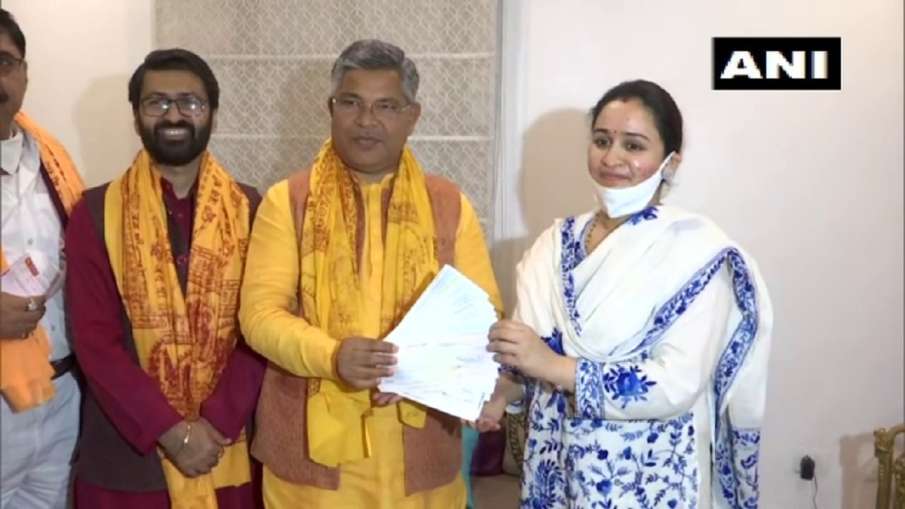 Aparna Yadav Mulayam Singh Yadav daughter-in-law donates Rs 11 lakhs for Ram temple Ayodhya मुलायम स Aparna Yadav Mulayam Singh Yadav daughter-in-law donates Rs 11 lakhs for Ram temple Ayodhya मुलायम स- India TV Hindi