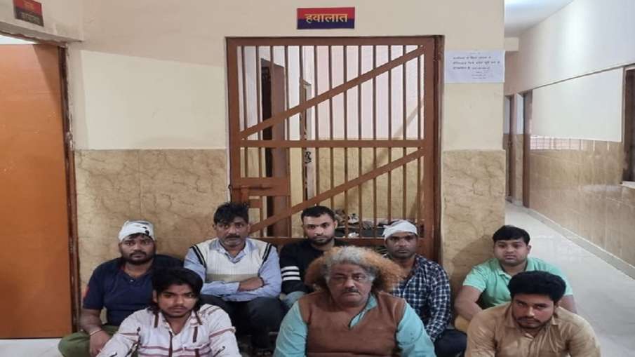 चाट के लिए ग्राहक को लेकर भिड़े दो दुकानदार, 8 गिरफ्तार चाट के लिए ग्राहक को लेकर भिड़े दो दुकानदार, 8 गिरफ्तार- India TV Hindi