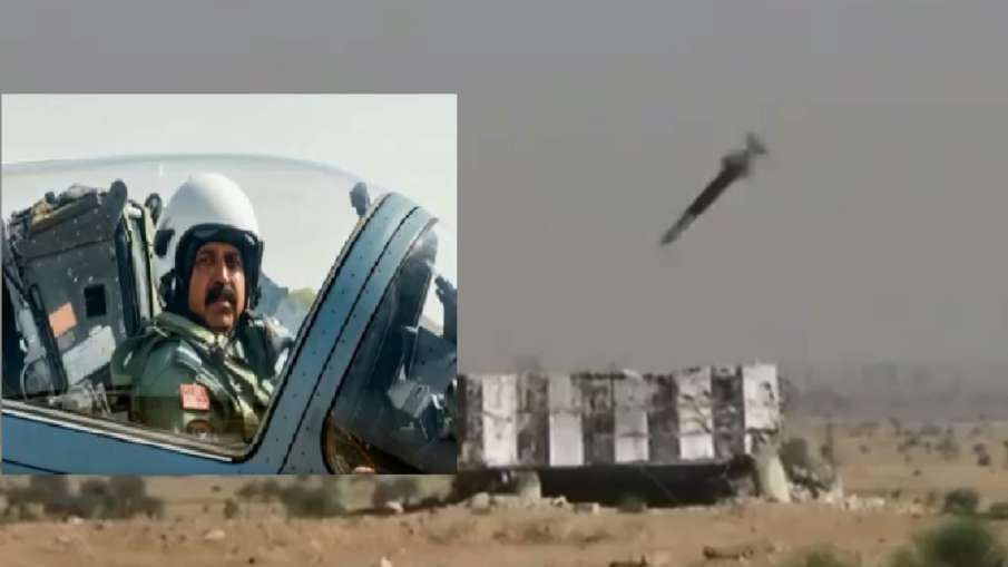 बालाकोट एयरस्ट्राइक दूसरी वर्षगांठ: IAF चीफ ने ऑपरेशन में शामिल पायलटों के साथ भरी उड़ा, ध्वस्त किया बालाकोट एयरस्ट्राइक दूसरी वर्षगांठ: IAF चीफ ने ऑपरेशन में शामिल पायलटों के साथ भरी उड़ा, ध्वस्त किया- India TV Hindi