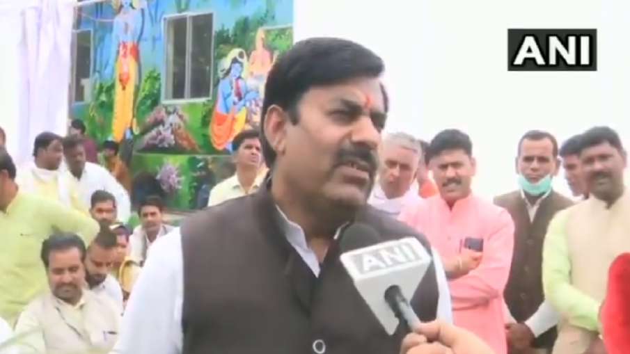 BJP leader to digvijay singh Change your name to Yunis, rename 'Pappu bhaiya' to Isamil watch video BJP leader to digvijay singh Change your name to Yunis, rename 'Pappu bhaiya' to Isamil watch video - India TV Hindi