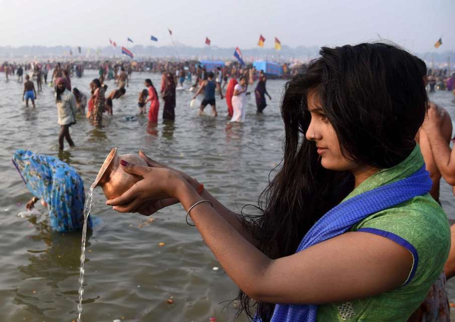 mauni amavasya 2021 on 11 february 30 lakh devotees take holy dip mauni amavasya 2021 on 11 february 30 lakh devotees take holy dip- India TV Hindi