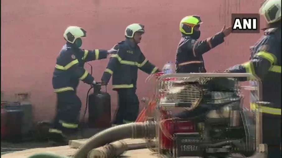 मुंबई : सिलेंडर के गोदाम में लगी भीषण आग, चार लोगों के झुलसने की खबर मुंबई : सिलेंडर के गोदाम में लगी भीषण आग, चार लोगों के झुलसने की खबर- India TV Hindi