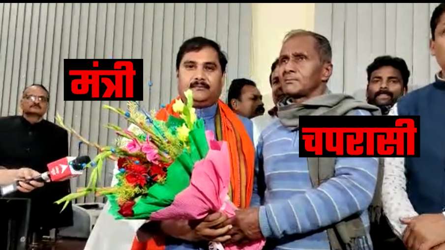 बिहार: मंत्री ने जिस चपरासी से गुलदस्ता लेकर संभाला था पदभार, उसे ही कर दिया सस्पेंड बिहार: मंत्री ने जिस चपरासी से गुलदस्ता लेकर संभाला था पदभार, उसे ही कर दिया सस्पेंड- India TV Hindi