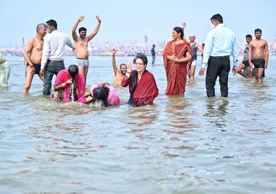 Priyanka Gandhi Vadra takes holy dip at Sangam on Mauni Amavasya latest news Priyanka Gandhi Vadra takes holy dip at Sangam on Mauni Amavasya latest news- India TV Hindi