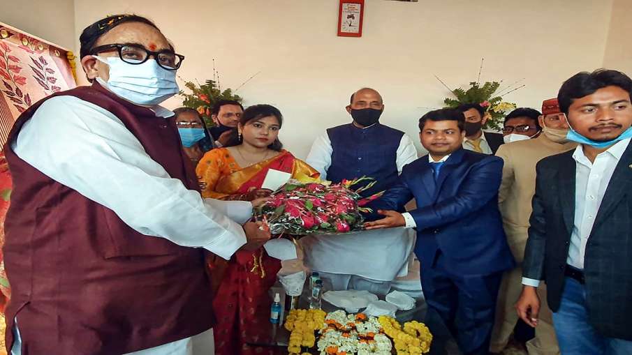 Rajnath singh participates in marriage of his adopted son डॉक्टर की शादी में शामिल हुए राजनाथ, 20 सा Rajnath singh participates in marriage of his adopted son डॉक्टर की शादी में शामिल हुए राजनाथ, 20 सा- India TV Hindi