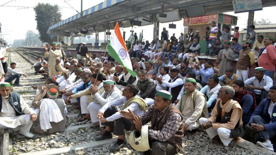 किसानों के राष्ट्रव्यापी ‘रेल रोको’ आंदोलन का जानिए रेलवे पर कितना असर पड़ा किसानों के राष्ट्रव्यापी ‘रेल रोको’ आंदोलन का जानिए रेलवे पर कितना असर पड़ा - India TV Hindi