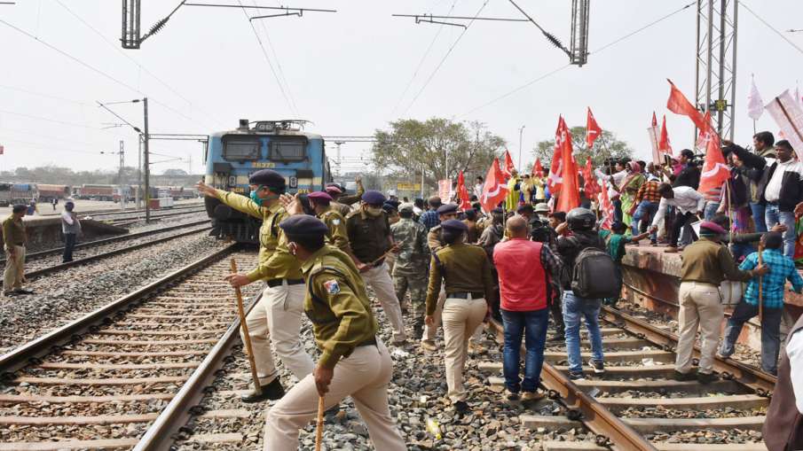कितना असरदार रहा 'रेल रोको' आंदोलन? रेलवे ने दी जानकारी कितना असरदार रहा 'रेल रोको' आंदोलन? रेलवे ने दी जानकारी- India TV Hindi