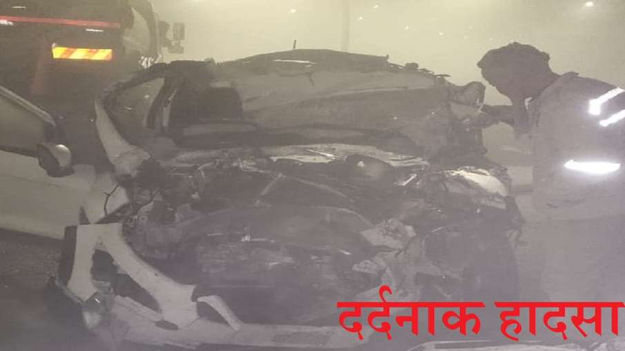 road accident on agra lucknow expressway car rammed into a truck Expressway पर हादसा, ट्रक में जा घु road accident on agra lucknow expressway car rammed into a truck Expressway पर हादसा, ट्रक में जा घु- India TV Hindi
