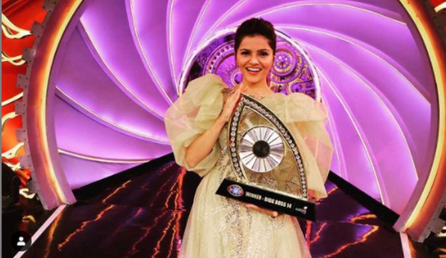 रूबीना दिलैक ने 'बिग बॉस 14' की ट्राफी जीतने के बाद फैंस को कहा शुक्रिया, वीडियो शेयर कर कही ये बात रूबीना दिलैक ने 'बिग बॉस 14' की ट्राफी जीतने के बाद फैंस को कहा शुक्रिया, वीडियो शेयर कर कही ये बात- India TV Hindi