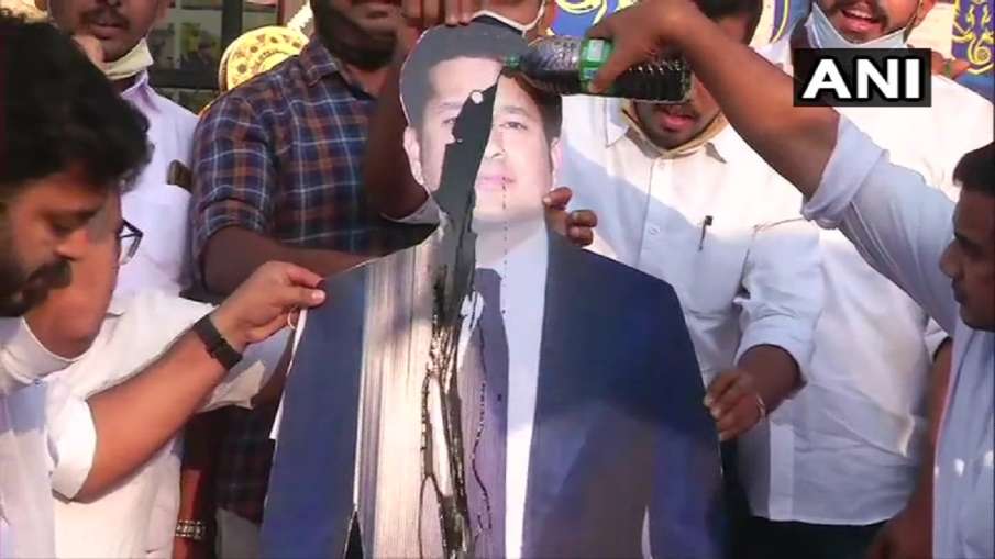Sachin Tendulkar poster black oil poured Indian Youth Congress Members Kochi Sachin Tendulkar poster black oil poured Indian Youth Congress Members Kochi- India TV Hindi