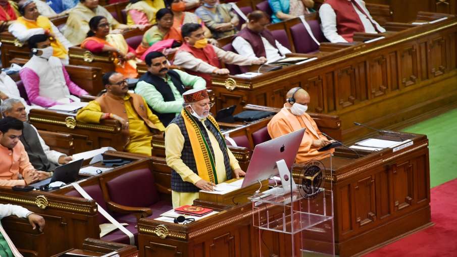 Uttar Pradesh Finance Minister Suresh Khanna presents the paperless State Budget 2021-22 in the UP L Uttar Pradesh Finance Minister Suresh Khanna presents the paperless State Budget 2021-22 in the UP L- India TV Hindi
