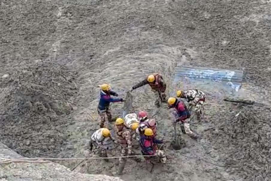 ITBP rescues 16 people who were trapped in the tunnel near Tapovan Chamoli Uttarakhand Glacier Colla ITBP rescues 16 people who were trapped in the tunnel near Tapovan Chamoli Uttarakhand Glacier Colla- India TV Hindi