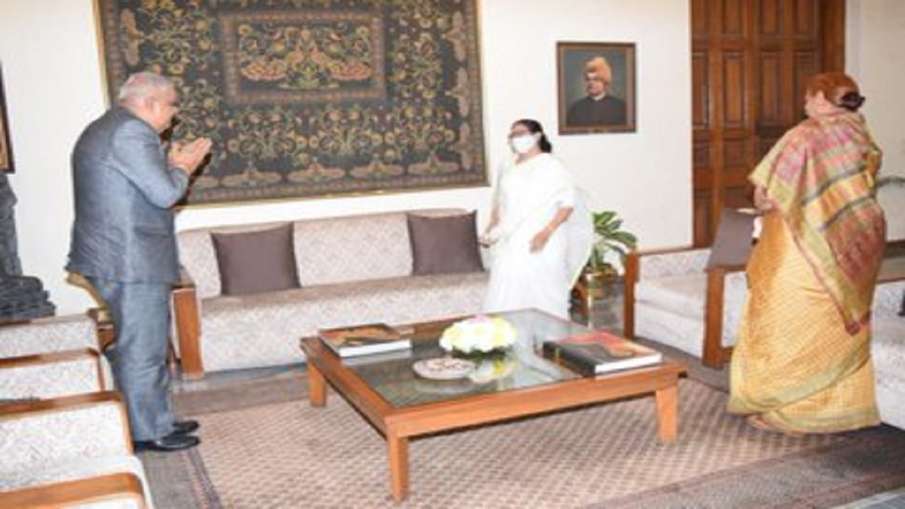 West Bengal Chief Minister Mamata Banerjee called on Governor Jagdeep Dhankhar at Raj Bhawan on Thur West Bengal Chief Minister Mamata Banerjee called on Governor Jagdeep Dhankhar at Raj Bhawan on Thur- India TV Hindi