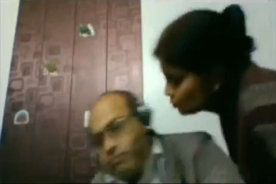 Viral-Video: Wife tries to kiss while husband on video conference, side effects of work from home Viral-Video: Wife tries to kiss while husband on video conference, side effects of work from home- India TV Hindi