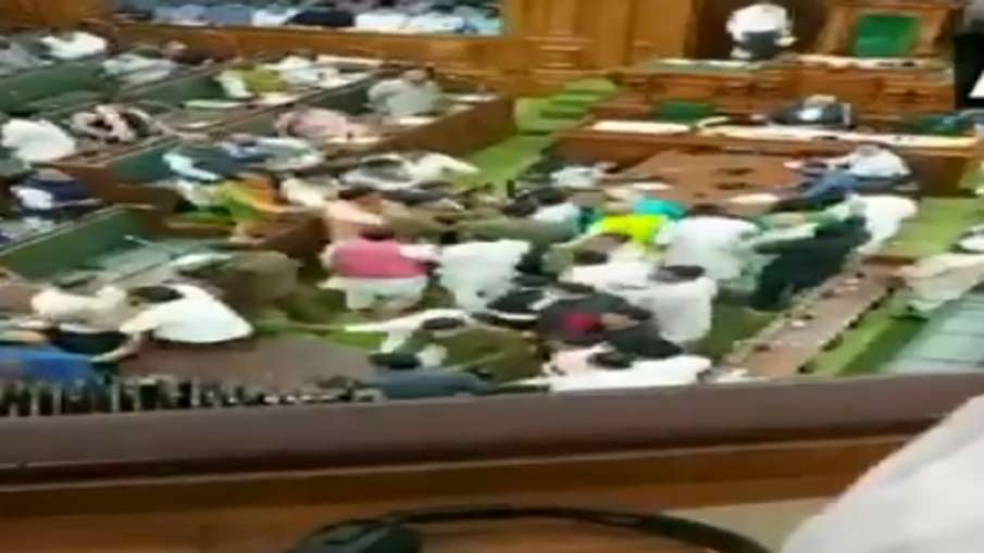 बिहार विधानसभा में सत्ता पक्ष और विपक्ष के विधायकों के बीच धक्का-मुक्की, देखें VIDEO बिहार विधानसभा में सत्ता पक्ष और विपक्ष के विधायकों के बीच धक्का-मुक्की, देखें VIDEO- India TV Hindi