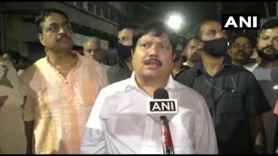 प. बंगाल में बीजेपी सांसद अर्जुन सिंह के घर समेत 15 जगहों पर बमबारी, तीन घायल प. बंगाल में बीजेपी सांसद अर्जुन सिंह के घर समेत 15 जगहों पर बमबारी, तीन घायल- India TV Hindi