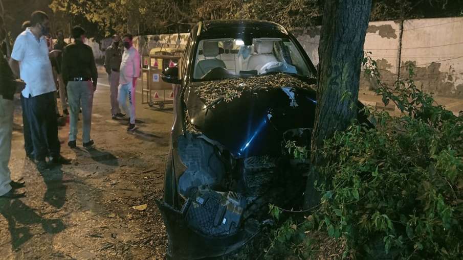 road accident in saket area of Delhi दिल्ली के साकेत इलाके में सड़क हादसा, कार को बचाने के चक्कर में road accident in saket area of Delhi दिल्ली के साकेत इलाके में सड़क हादसा, कार को बचाने के चक्कर में- India TV Hindi