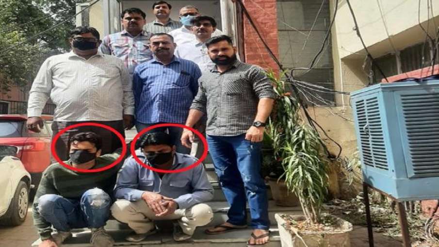 100 से ज्यादा वारदात को अंजाम देने वाले ठक-ठक गैंग का भांडाफोड़, पुलिस ने 2 को किया गिरफ्तार 100 से ज्यादा वारदात को अंजाम देने वाले ठक-ठक गैंग का भांडाफोड़, पुलिस ने 2 को किया गिरफ्तार- India TV Hindi