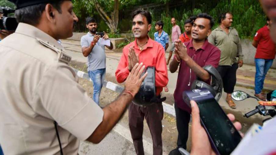 DL, RC और परमिट पर सरकार का बड़ा फैसला, एक्सपायर हो चुके है तो भी नहीं कटेगा चालान DL, RC और परमिट पर सरकार का बड़ा फैसला, एक्सपायर हो चुके है तो भी नहीं कटेगा चालान- India TV Paisa