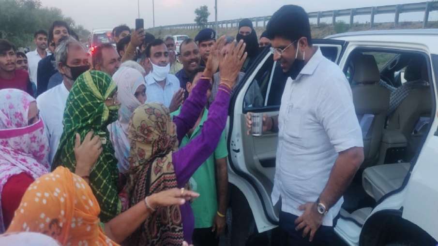 Abhay Chautala asks Haryana Deputy CM Dushyant Chautala to contest from ellenabad अभय चौटाला ने हरिय Abhay Chautala asks Haryana Deputy CM Dushyant Chautala to contest from ellenabad अभय चौटाला ने हरिय- India TV Hindi