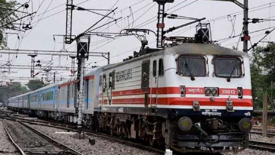 Delhi-Tanakpur-Delhi Purnagiri Jan Shatabdi Express suddenly started running backwards Delhi-Tanakpur-Delhi Purnagiri Jan Shatabdi Express suddenly started running backwards- India TV Hindi