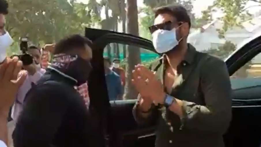 किसान समर्थक ने रोकी अभिनेता अजय देवगन की कार, परेशानी में डाला किसान समर्थक ने रोकी अभिनेता अजय देवगन की कार, परेशानी में डाला- India TV Hindi