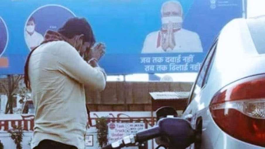 TMC की शिकायत पर ECI का एक्शन, पेट्रोल पंपों से हटेंगे PM मोदी की तस्वीर वाले विज्ञापन TMC की शिकायत पर ECI का एक्शन, पेट्रोल पंपों से हटेंगे PM मोदी की तस्वीर वाले विज्ञापन- India TV Hindi