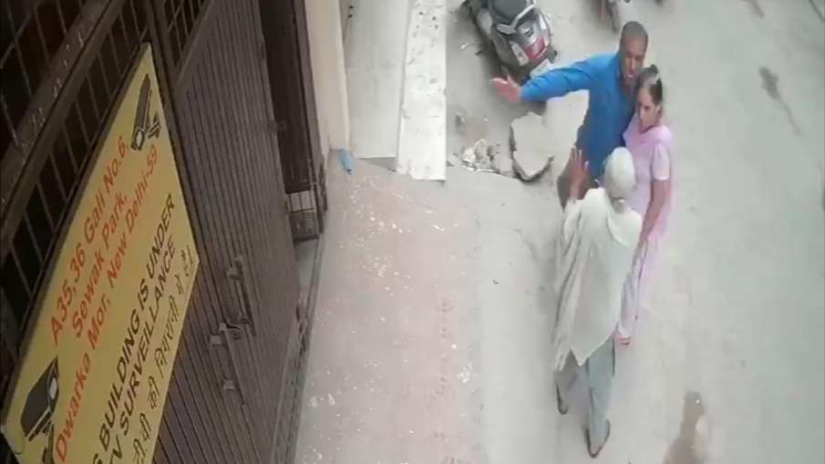 शर्मनाक: बेटे ने बुजुर्ग मां को मारा थप्पड़, गिरते ही हो गई मौत, CCTV में कैद घटना शर्मनाक: बेटे ने बुजुर्ग मां को मारा थप्पड़, गिरते ही हो गई मौत, CCTV में कैद घटना- India TV Hindi