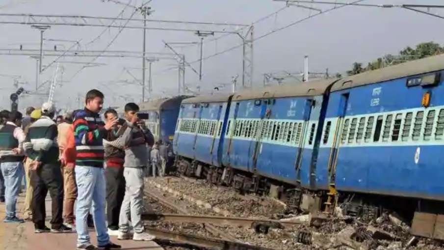 बड़ा हादसा: एक्सप्रेस ट्रेन पटरी से उतरी बड़ा हादसा: एक्सप्रेस ट्रेन पटरी से उतरी- India TV Hindi
