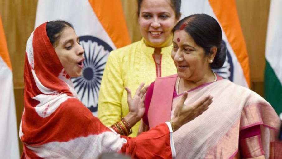 Sushma Swaraj with Geeta on October 26, 2015.- India TV Hindi