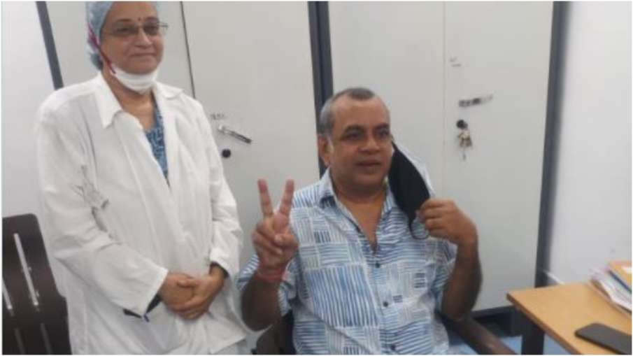 Paresh Rawal takes first dose of Corona vaccine, thanks PM Modi with Victory Sign | परेश रावल ने लिय Paresh Rawal takes first dose of Corona vaccine, thanks PM Modi with Victory Sign | परेश रावल ने लिय- India TV Hindi