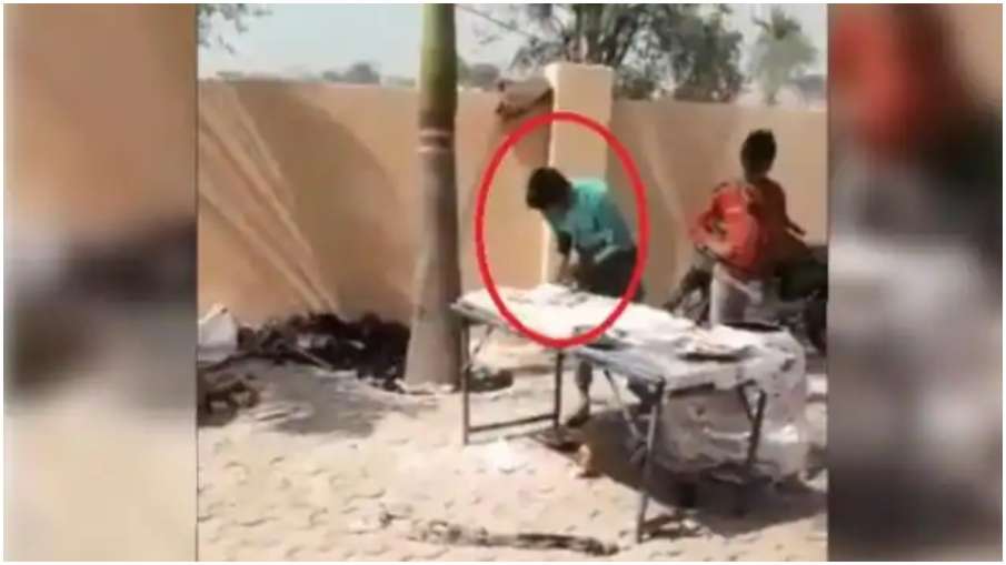 spitting on tandoor naan spitting on tandoor naan - India TV Hindi