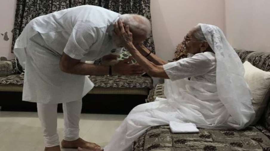 PM Modi mother Heeraven Modi has taken the first dose of the COVID-19 vaccine today | गुरुवार को खुद PM Modi mother Heeraven Modi has taken the first dose of the COVID-19 vaccine today | गुरुवार को खुद- India TV Hindi