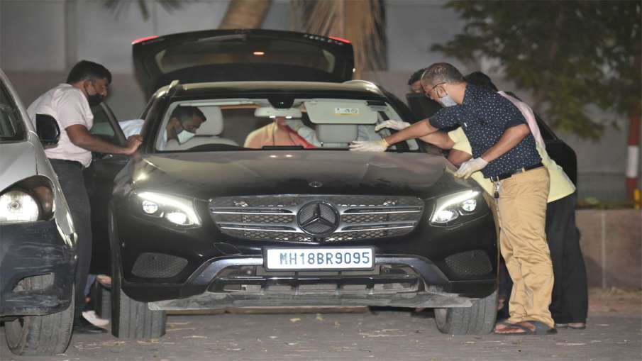 Mumbai: NIA officers investigate Sachin Vaze's Mercedes... Mumbai: NIA officers investigate Sachin Vaze's Mercedes...- India TV Hindi