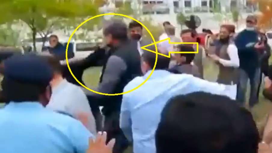 Imran Khan supporter attacks former Pakistan former Shahid Khaqan Abbasi इमरान खान समर्थकों ने पाकिस Imran Khan supporter attacks former Pakistan former Shahid Khaqan Abbasi इमरान खान समर्थकों ने पाकिस- India TV Hindi