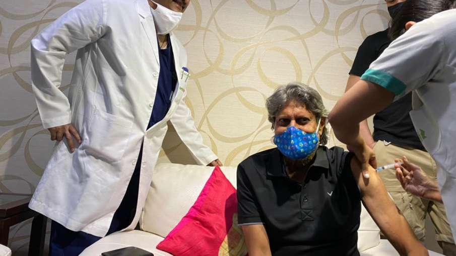 Kapil Dev takes the first dose of Covid-19 vaccine after Ravi Shastri Kapil Dev takes the first dose of Covid-19 vaccine after Ravi Shastri- India TV Hindi