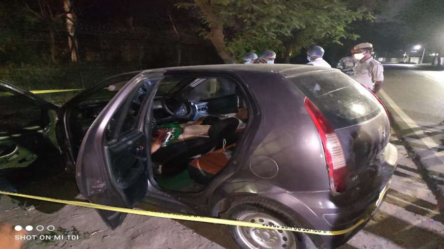 लखनऊ: खड़ी कार में दो डेडबॉडी मिलने से हड़कंप, पुलिस मामले की जांच में जुटी लखनऊ: खड़ी कार में दो डेडबॉडी मिलने से हड़कंप, पुलिस मामले की जांच में जुटी - India TV Hindi