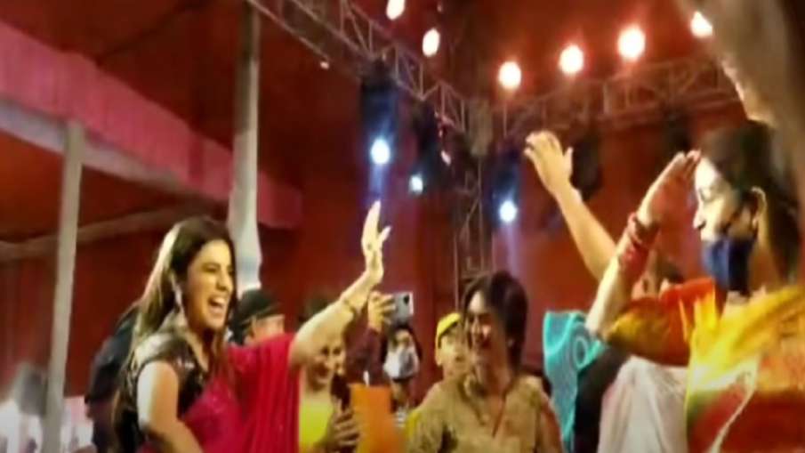 Bhojpuri Actress Akshara Singh dances in party of ex mla during coronavirus curfew in bihar Corona: Bhojpuri Actress Akshara Singh dances in party of ex mla during coronavirus curfew in bihar Corona: - India TV Hindi