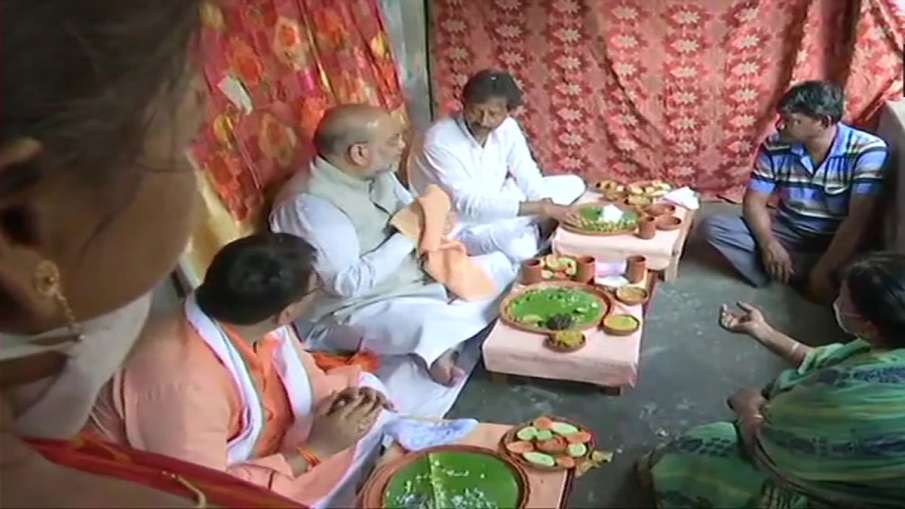 Domjur: Amit Shah has lunch at the residence of a rickshaw puller Domjur: Amit Shah has lunch at the residence of a rickshaw puller- India TV Hindi