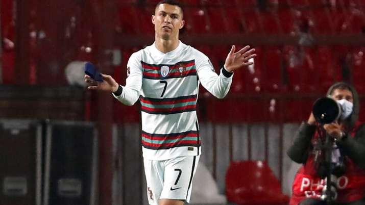 Cristiano Ronaldo armband auctioned for 55 lakh rupees, to be used to help Serbian child Cristiano Ronaldo armband auctioned for 55 lakh rupees, to be used to help Serbian child - India TV Hindi