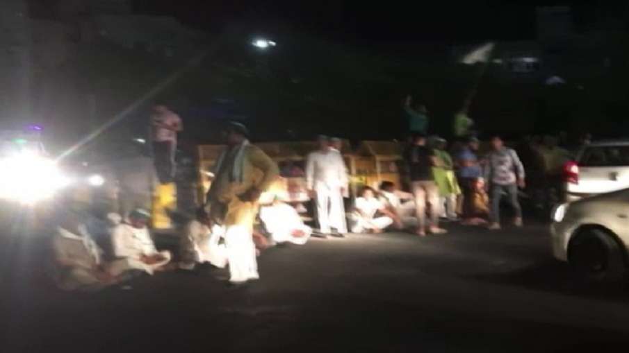 राकेश टिकैत पर हमले के बाद आक्रोशित किसानों ने चिल्ला बॉर्डर किया जाम, मान-मनौव्वल के बाद हटे राकेश टिकैत पर हमले के बाद आक्रोशित किसानों ने चिल्ला बॉर्डर किया जाम, मान-मनौव्वल के बाद हटे- India TV Hindi