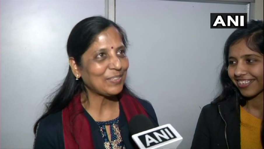 Arvind Kejriwal wife Sunita Kejriwal Coronavirus positive अरविंद केजरीवाल की पत्नी सुनीता केजरीवाल क Arvind Kejriwal wife Sunita Kejriwal Coronavirus positive अरविंद केजरीवाल की पत्नी सुनीता केजरीवाल क- India TV Hindi