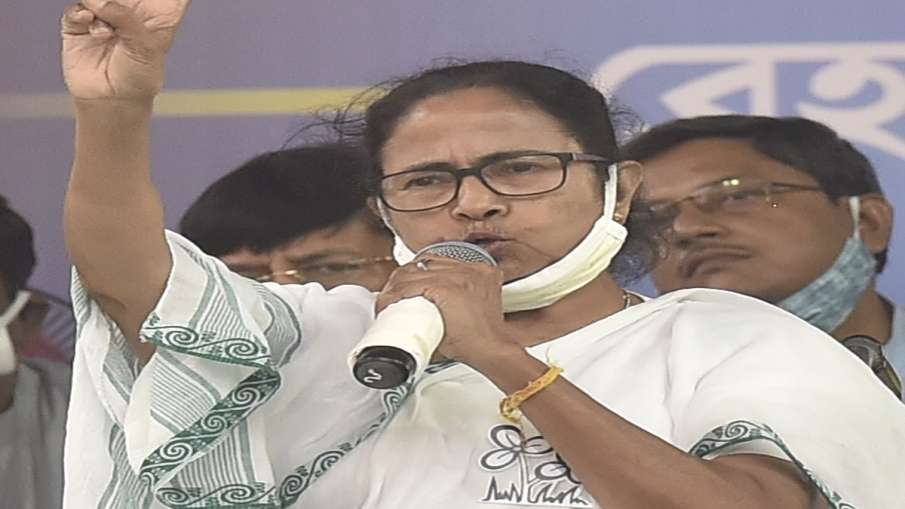 चुनाव आयोग के नोटिस के जवाब में ममता का विवादित बयान, पीएम मोदी के बारे में कही यह बात चुनाव आयोग के नोटिस के जवाब में ममता का विवादित बयान, पीएम मोदी के बारे में कही यह बात- India TV Hindi