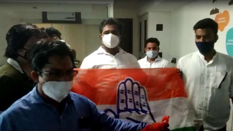 विज्ञापन वीडियो में राहुल गांधी का मजाक उड़ाने पर कांग्रेस कार्यकर्ताओं ने की व्यापारी के दफ्तर में विज्ञापन वीडियो में राहुल गांधी का मजाक उड़ाने पर कांग्रेस कार्यकर्ताओं ने की व्यापारी के दफ्तर में - India TV Hindi