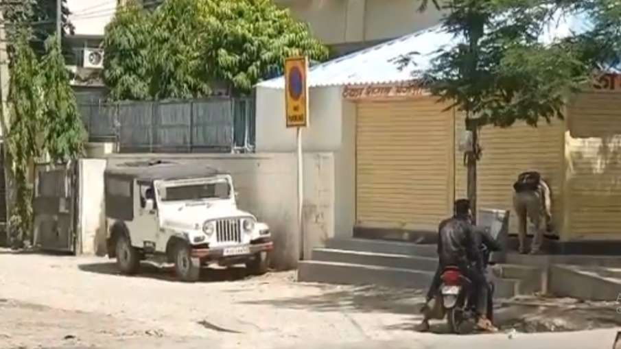 जन अनुशासन पखवाड़े की धज्जियां उड़ाते शराब व्यवसायी, ठेका बंद है मगर शटर खुला है जन अनुशासन पखवाड़े की धज्जियां उड़ाते शराब व्यवसायी, ठेका बंद है मगर शटर खुला है- India TV Hindi