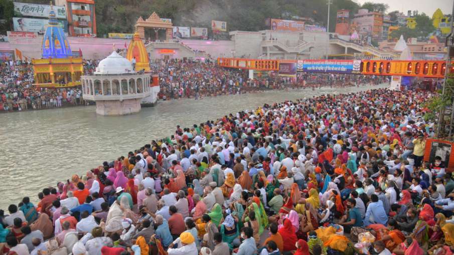 सोमवती अमावस्या पर संतों का शाही स्नान, हैलीकॉप्टर से बरसाए गए फूल सोमवती अमावस्या पर संतों का शाही स्नान, हैलीकॉप्टर से बरसाए गए फूल- India TV Hindi