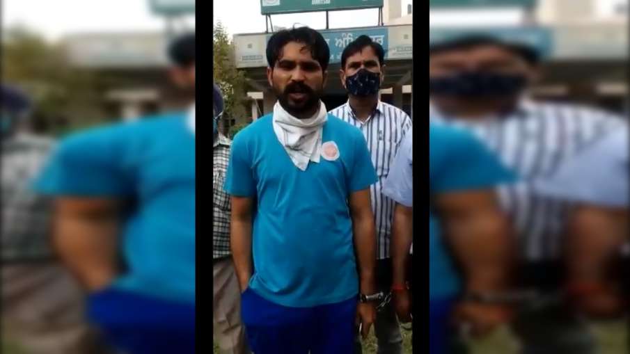 बॉर्डर पार से PVC पाइप के जरिए ड्रग्स तस्करी करने वाला पाकिस्तानी गिरफ्तार बॉर्डर पार से PVC पाइप के जरिए ड्रग्स तस्करी करने वाला पाकिस्तानी गिरफ्तार- India TV Hindi