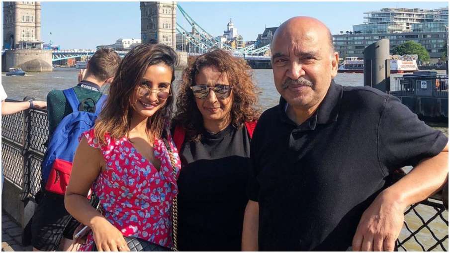 patralekha with fmily patralekha with fmily - India TV Hindi