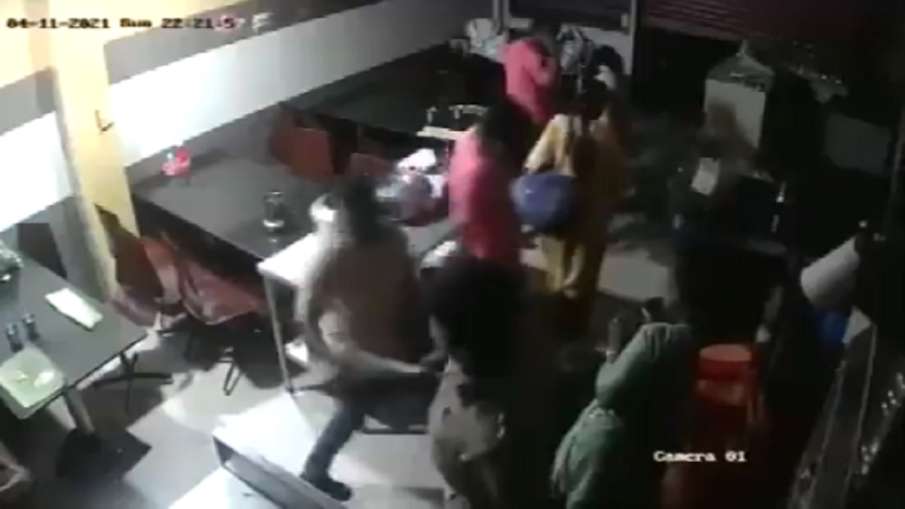 Video: होटल में खाना खा रहे थे लोग, पुलिस वाला पहुंचा और शुरू कर दी पिटाई, शिकायत दर्ज Video: होटल में खाना खा रहे थे लोग, पुलिस वाला पहुंचा और शुरू कर दी पिटाई, शिकायत दर्ज- India TV Hindi