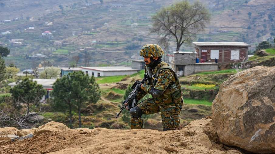 jammu kashmir pakistani drone arania bsf firing J&K: अरनिया में सीमा पर मंडाराए पाकिस्तानी ड्रोन, BS jammu kashmir pakistani drone arania bsf firing J&K: अरनिया में सीमा पर मंडाराए पाकिस्तानी ड्रोन, BS- India TV Hindi
